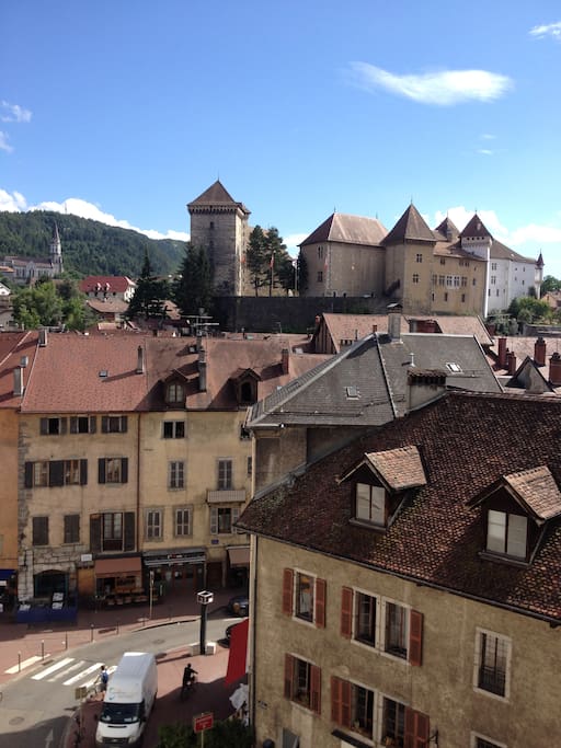 Vue sur le vieil Annecy depuis le balcon