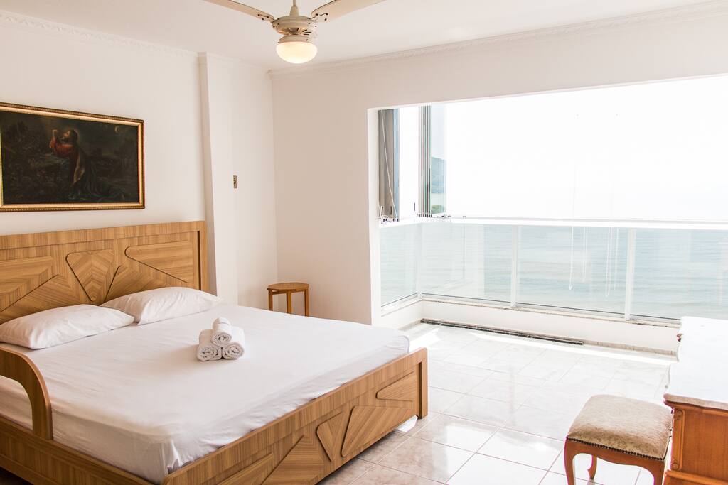 Quarto 01 (Suíte): Cama King, fantástica vista para o mar na suíte principal, e você pode acordar com a brisa do mar