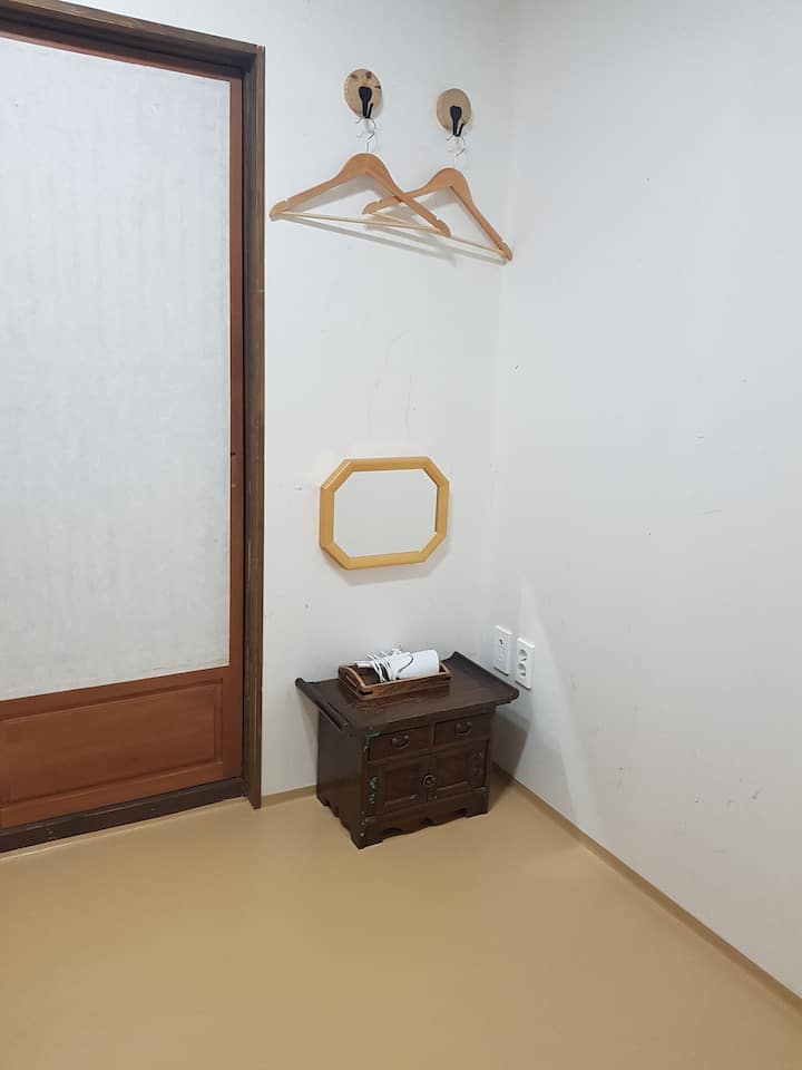 Kila chumba kina vioo na vioo.