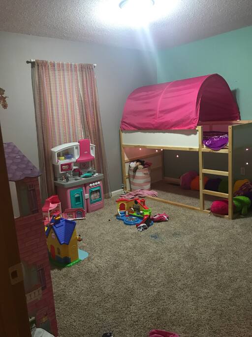 1 of 3 rooms with a twin bed