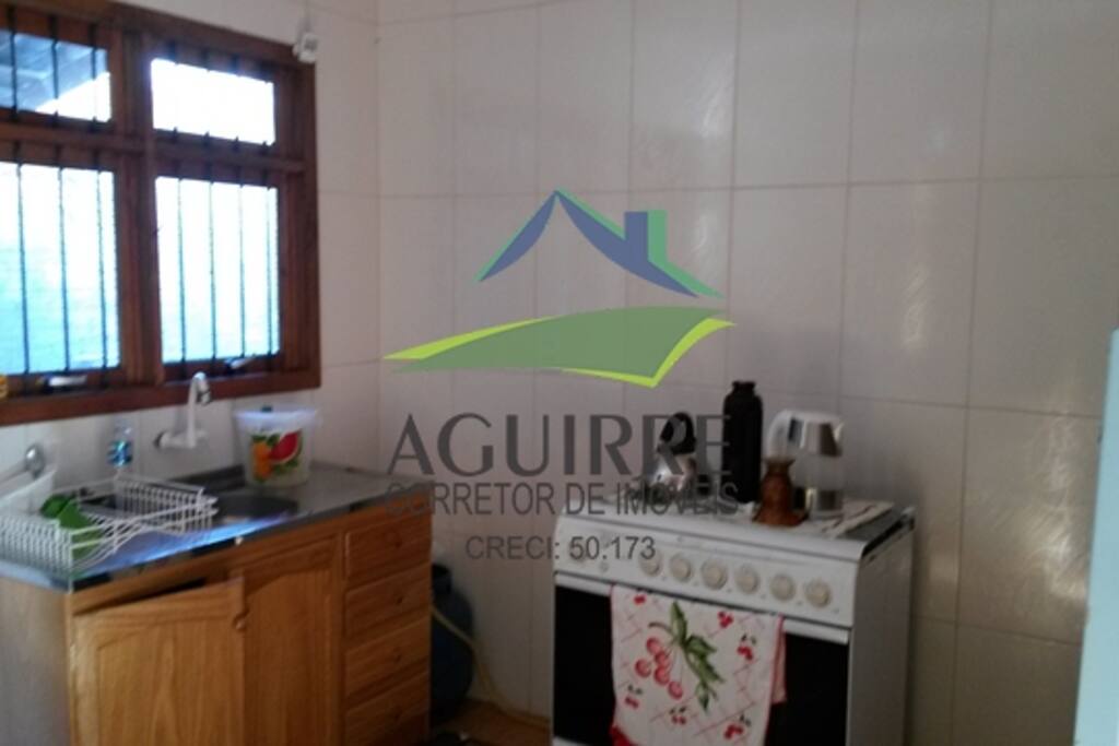 Cozinha com fornos de microondas, forno elétrico, liquidificador bateteira fogão de 6 bocas, geladeira equipada com utensilios para 8 pessoas