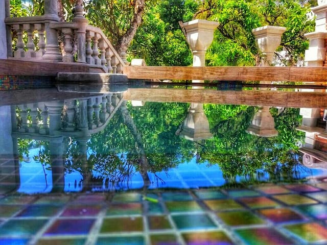 Villa with Roof Top Plunge Pool and Sky Garden