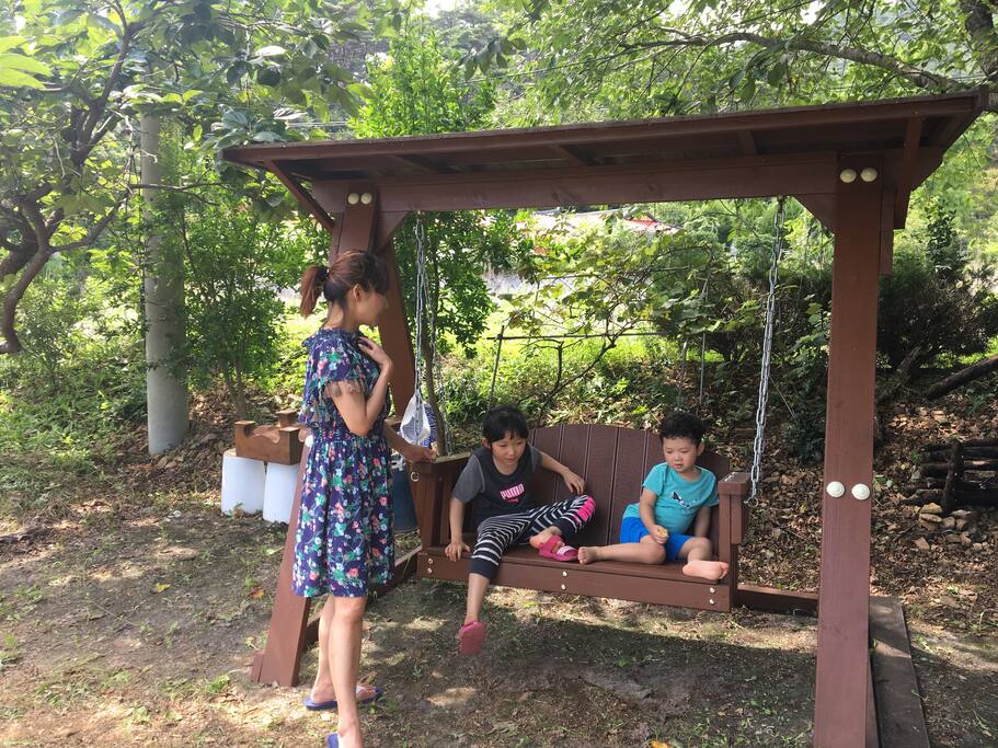 근사한 그네를 설치해두었어요. 한들한들 부는 바람속에서 휴식을 취하세요.