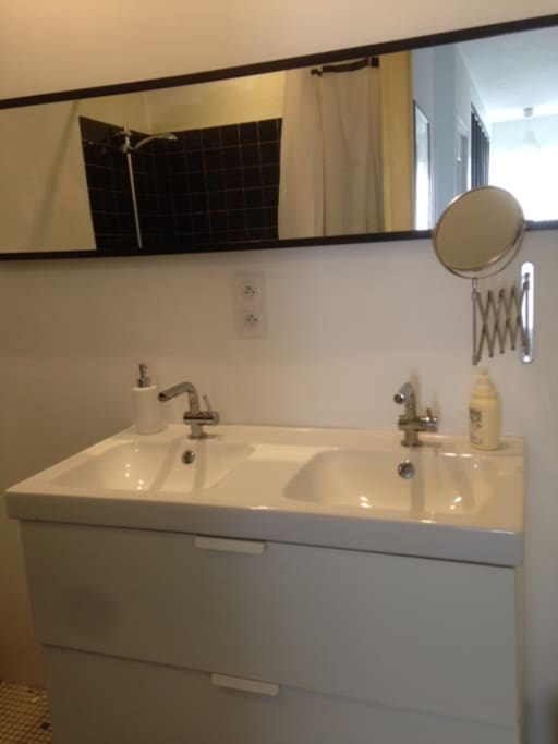salle de bain avec double vasque et baignoire qui fait douche