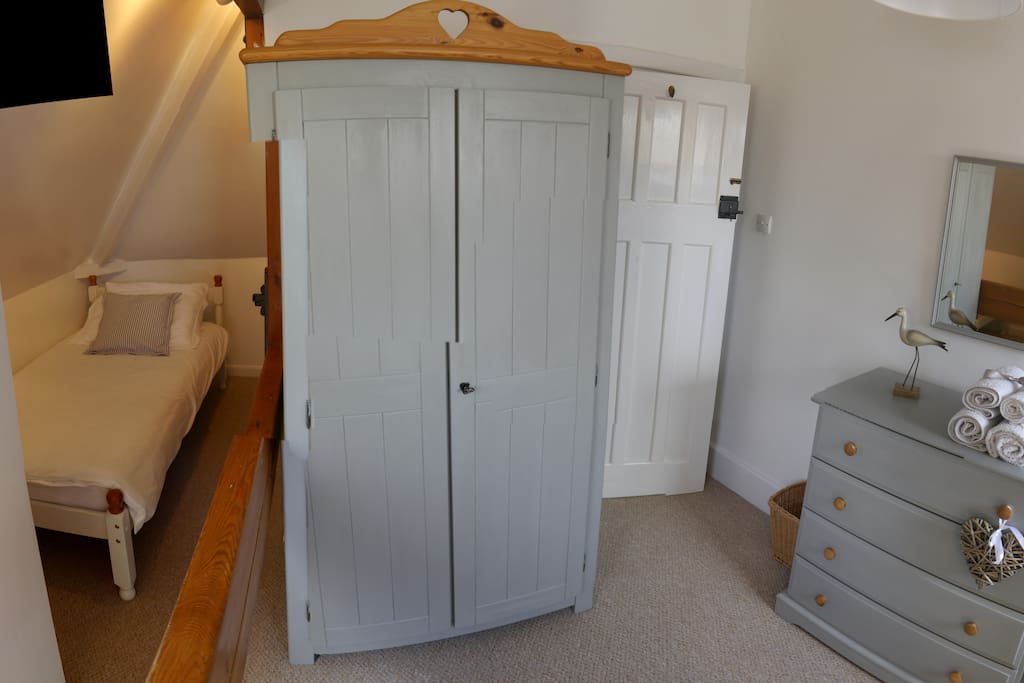 Additional single bed in alcove