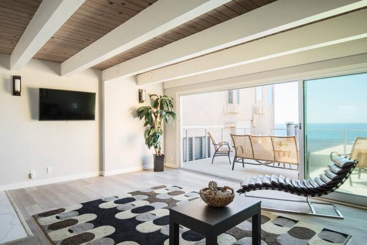 2 BR Condo, parking, steps from beach gallery image 2