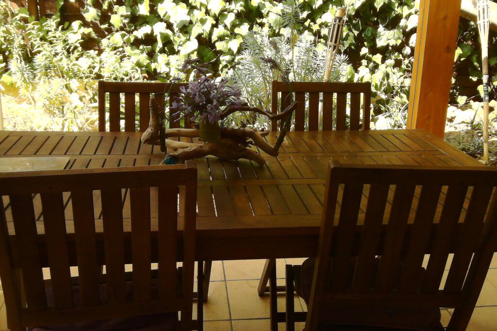 Table et chaises de jardin sous la terrasse couverte