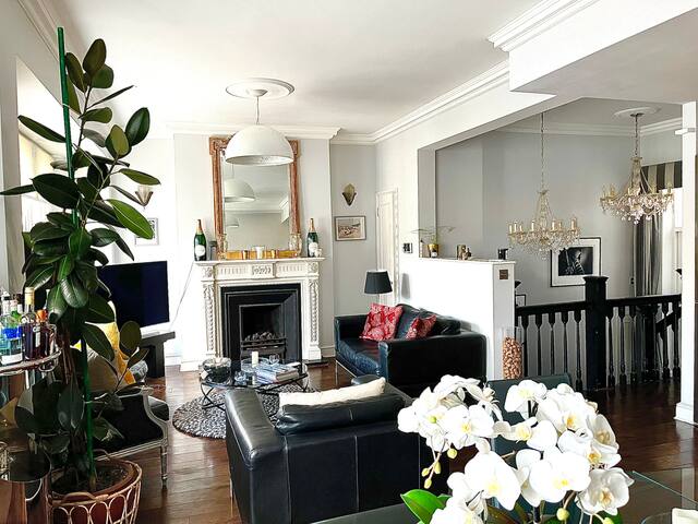 Covent Garden Penthouse & Terraces (3 Bedr Aircon) gallery image 4