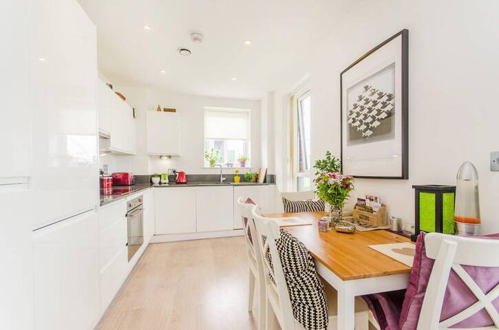 Wembley gigs 2BR Sleeps 5, 10m Walk to Stadium gallery image 4