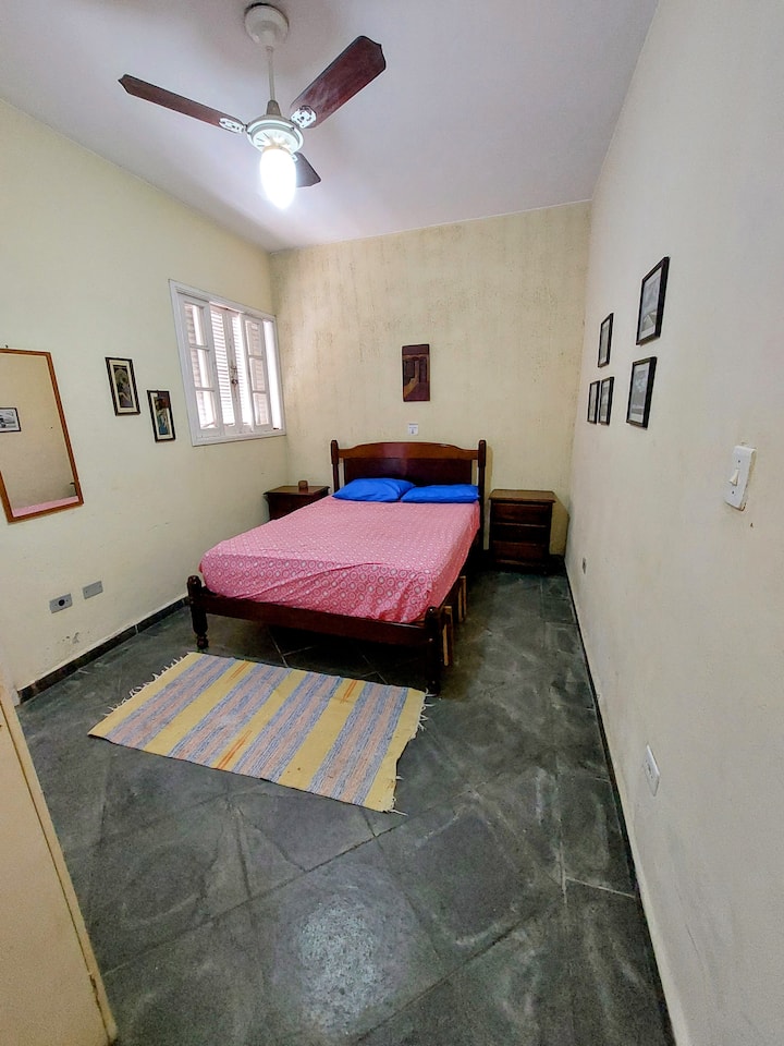 Dormitorio suite 1 con cama matrimonial y armario