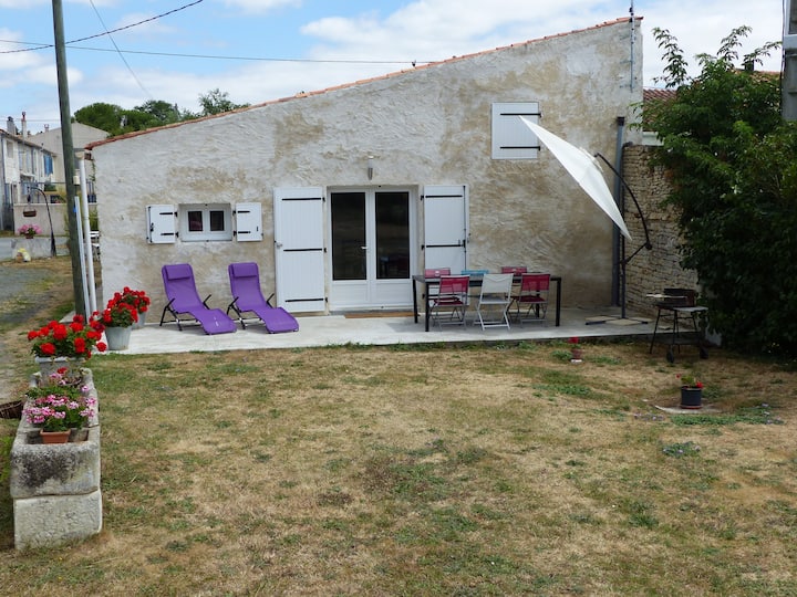 House 8 people close to La Rochelle