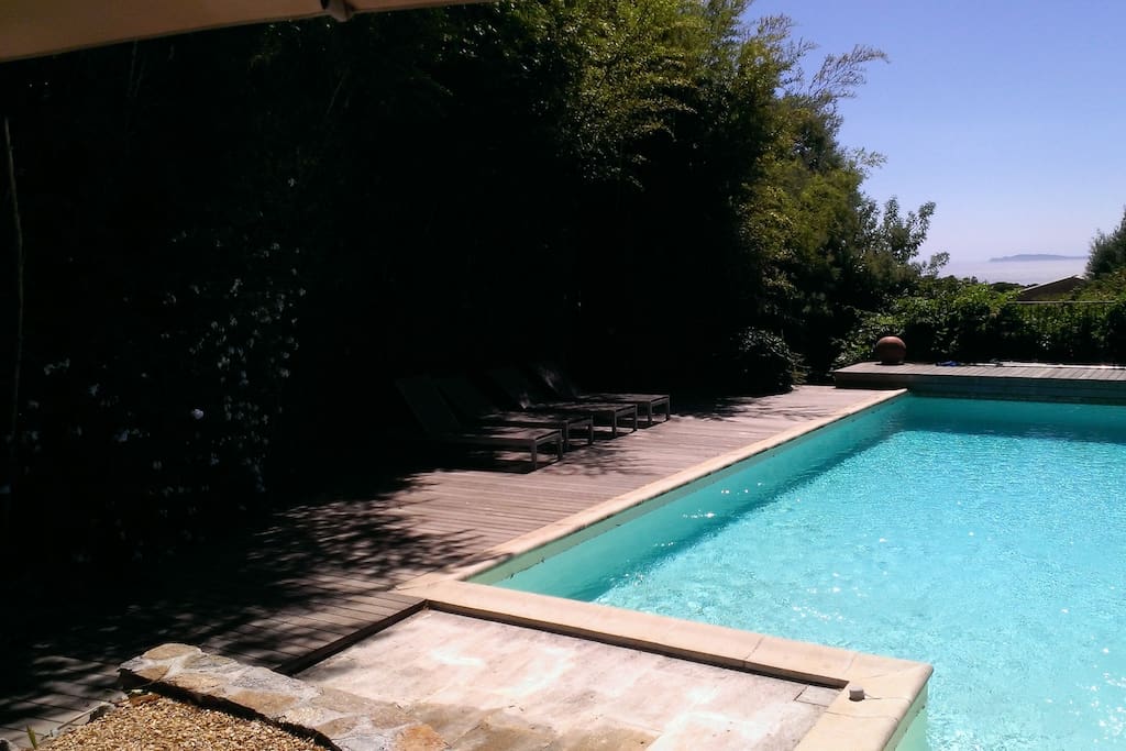 Vue mer et des îles de la piscine et de la maison