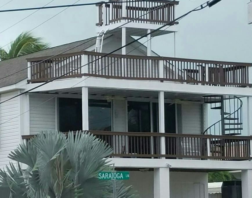 Front of the house, spacious balconies to enjoy the ocean breeze