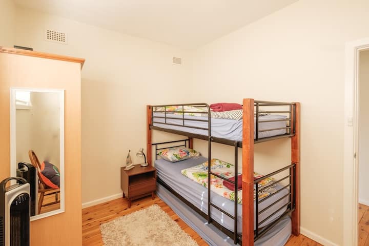 Sovrum 2 med våningssängar och arbetsstation för arbete hemifrån