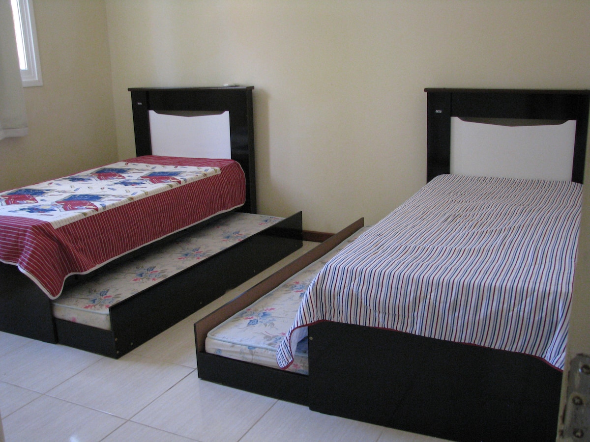 חדר ל -4 מיטות יחיד בקומה העליונה. מזגן Sprite 12,000 btu's.