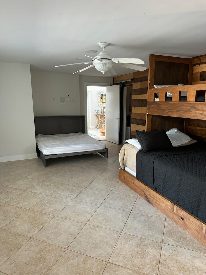 Детска стая на долния етаж - прилежаща баня
Места за престой до 10 души
1 двуетажно легло (3)  - двойно легло отдолу, двойно легло отгоре
1 двуетажно легло (2) - 2 единични
1 двойно (2)  мърфи  легло
1 двоен (2) надуваем матрак 
1 легло в лагера (1)