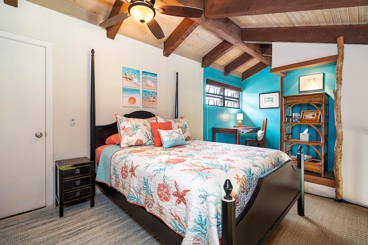 Novšia menšia manželská posteľ v podkroví s kanceláriou/písacím stolom.