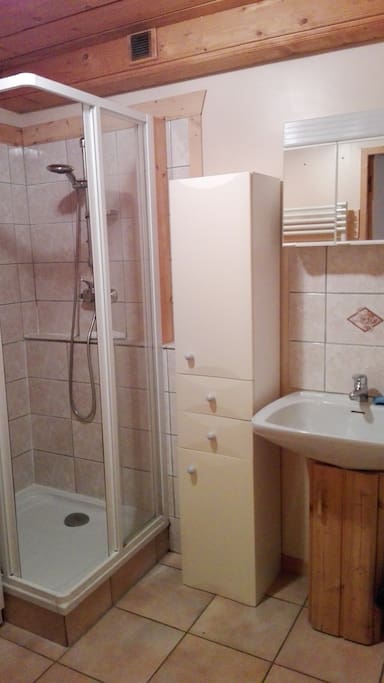 salle de bain avec lave linge