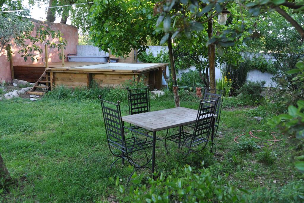 Le coin repas et la piscine