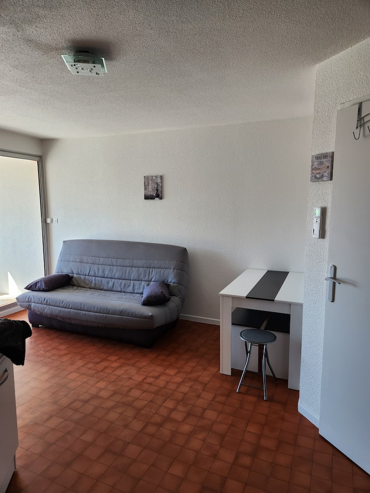 Sofá convertible para 2 personas, mesa para 4/5 personas, 2 bancos