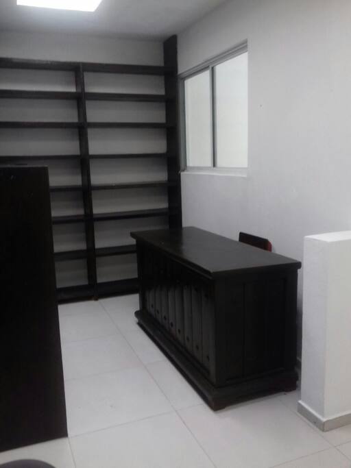 Estudio con buena iluminación. Cuenta con repisas para libros y computadora, un escritorio.