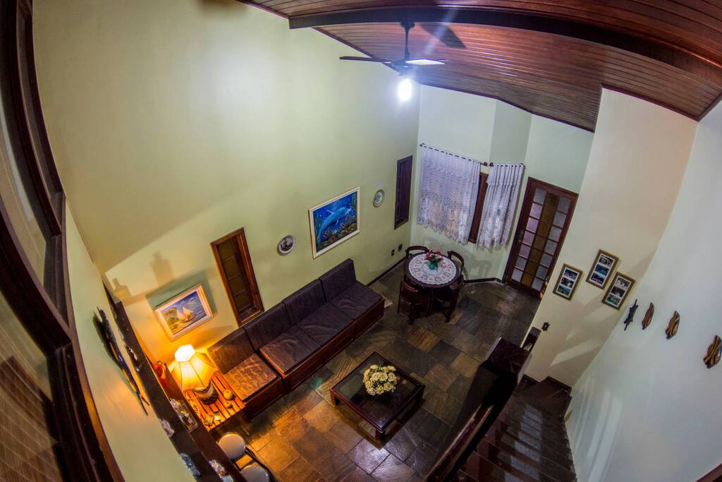 Sala da casa vista do andar de cima