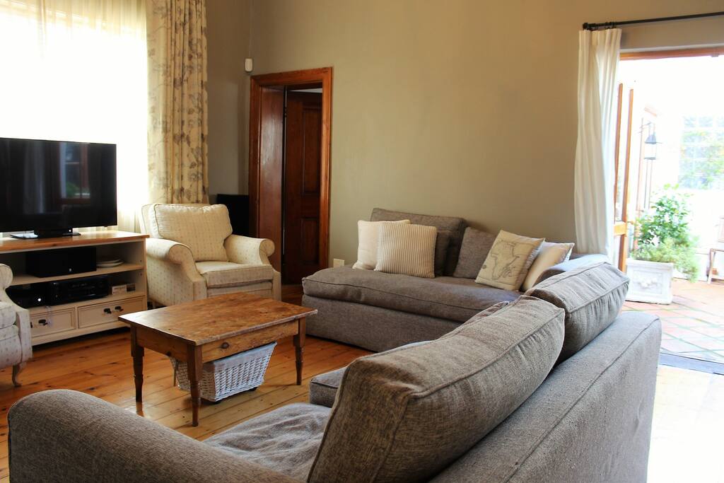 Lounge leading onto the courtyard