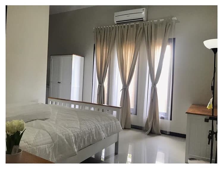 ห้องนอนใหญ่ชั้นล่าง ห้องน้ำในตัวมีน้ำอุ่นให้บริการ
ห้องนอนหลักชั้น 1 ฝักบัวอาบน้ำร้อนพร้อมแล้ว