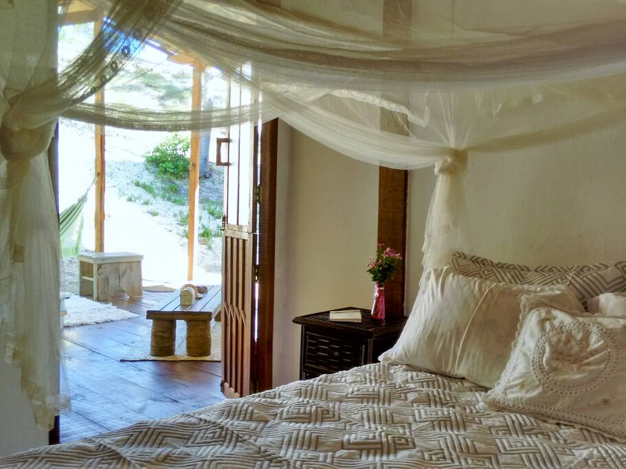 A suíte dispõe de Cama Queen, com Colchão de Molas, TV a Cabo, Ventilador de Teto. Possui também um deck compartilhado, muito confortável, que faz toda diferença! E o Café da Manhã é incluído no preço!