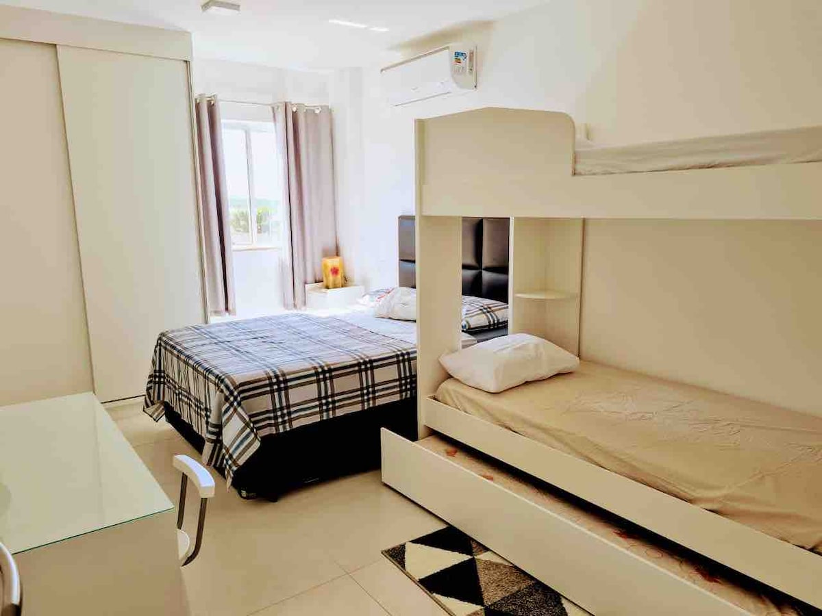 חדר עם מיטה זוגית + טריליצ'ה , מזרן יורופקצ'או ומגבות באדמאייר