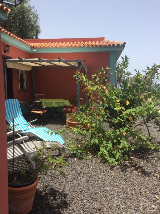 Die Terrasse mit Berg und Meerblick