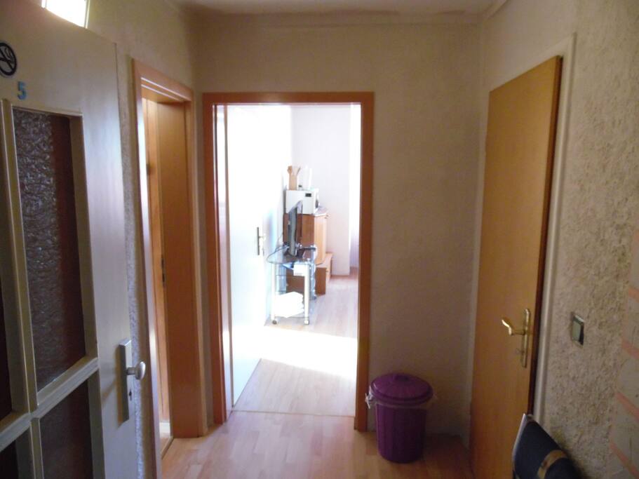 hier gehts in den Hauptflur, wo sich geradeaus noch ein weiteres Apartment befindet