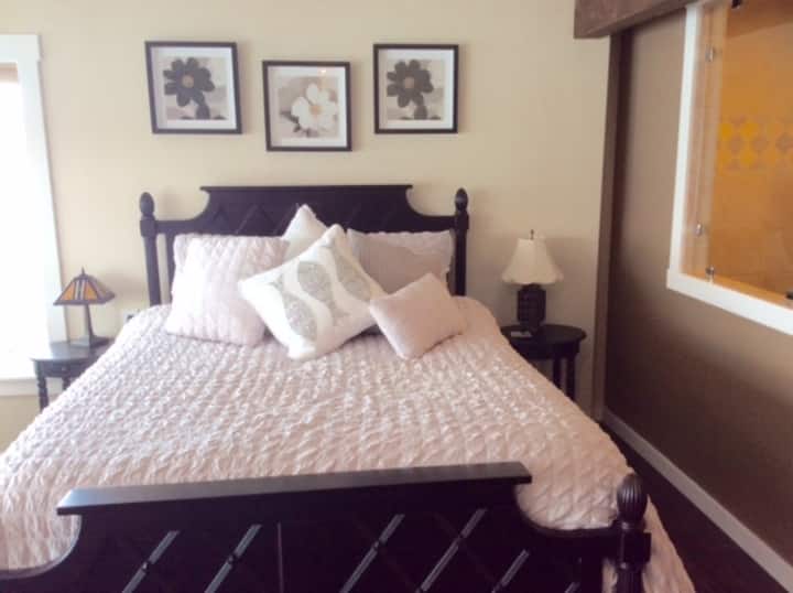 Ზედა დონის საწოლი დედოფლის ხედით წყალზე