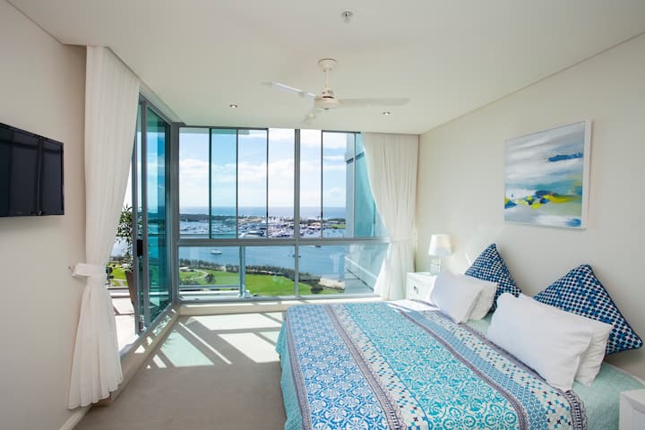 Chambre principale donnant sur Broadwater et Marina Mirage