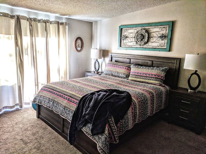 Მთავარი საძინებელი 193 × 203 სმ ზომის საწოლით