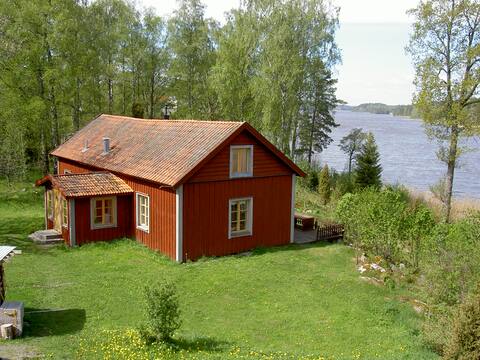 Lindas Hus has a large terrace facing the lake.