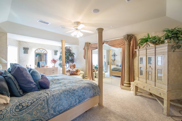 À l'étage, chambre principale avec lit King Size californien, beaucoup d'oreillers, de tiroirs et une grande salle de bains avec baignoire, douche à l'italienne et autres équipements supplémentaires tels que savon, serviettes, shampoing, après-shampoing, sèche-cheveux, fer à repasser et bien plus encore !