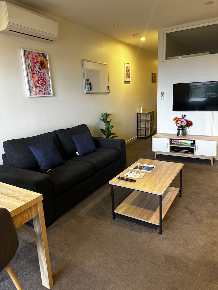 Salon

- Espace de vie élégant avec des sièges confortables et une décoration de bon goût, idéal pour se détendre ou socialiser
- Espace de vie à aire ouverte offrant une vue panoramique sur la ville, mélangeant facilement l'intérieur avec la ligne d'horizon animée de South Yarra
