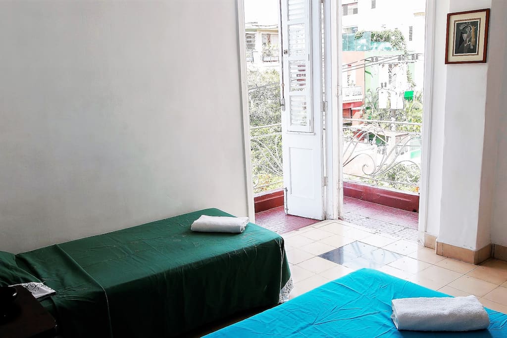 Habitación con un amplio y agradable balcón.