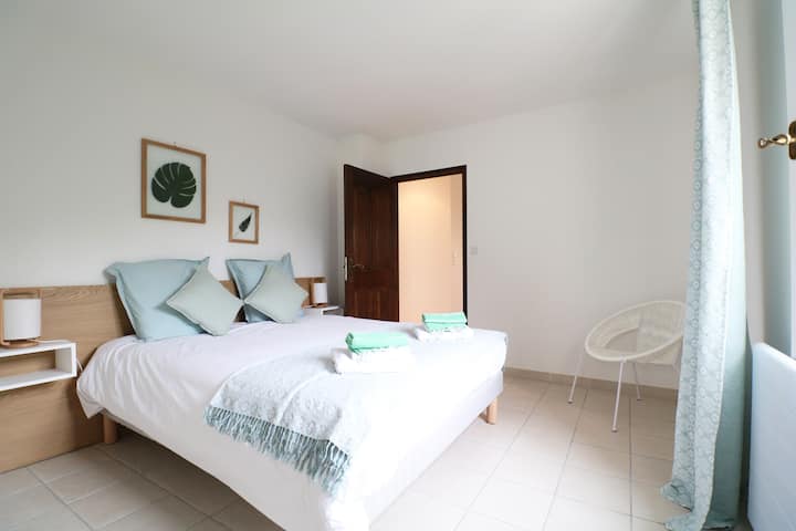 Chumba cha kijani ghorofani: kitanda cha watu wawili 160 /ukubwa wa malkia na chumba cha kuoga cha kujitegemea