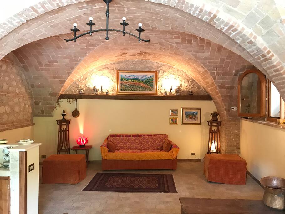 Un loft/monolocale rustico, ma accogliente ed attrezzato, all’interno del Parco Regionale Naturale del Sirente-Velino. Il divano ed i due puff si aprono rapidamente e comodamente per divenire, rispettivamente, un letto matrimoniale e due letti singoli.