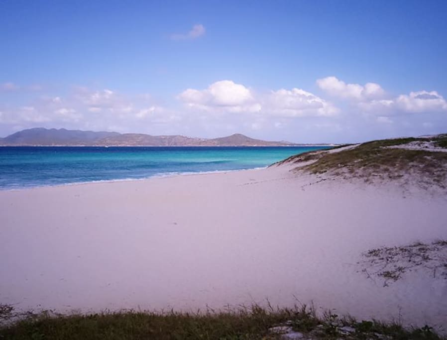 Praia das Dunas, em frente ao condomínio. Aguas azuis e transparentes.