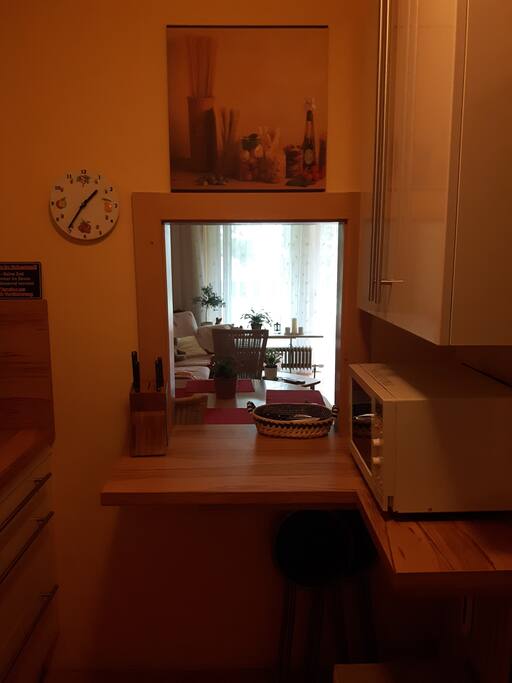 Blick von Küche in den Wohnraum.