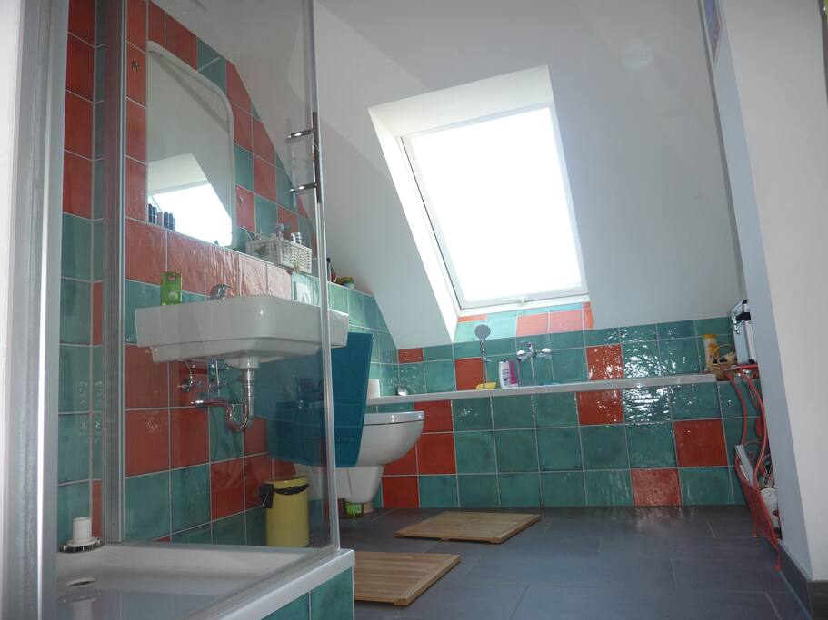 Badezimmer mit Dusche/Badewanne