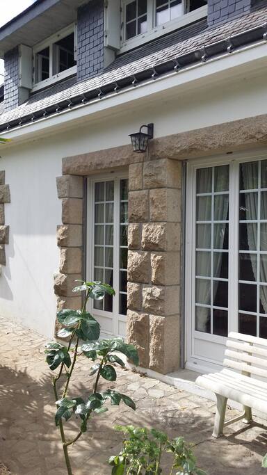 Facade avec une petite terrasse