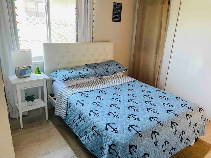 Druhá spálňa s práčovňou a kúpeľňou s umývadlom 