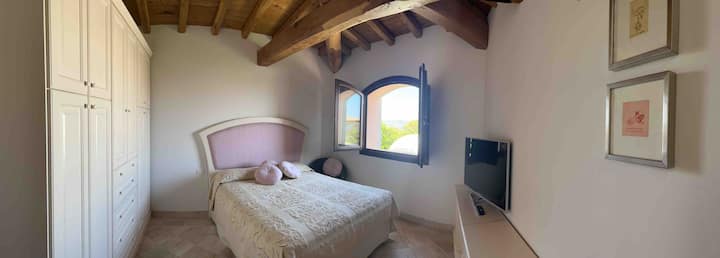 主卧配备2米宽双人床、大衣柜和卫星电视