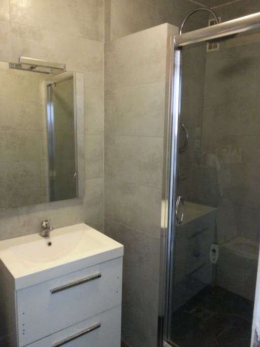Une douche spacieuse et agréable