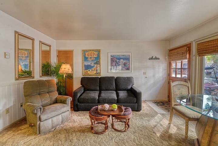 Quaint House w/ Tropical Theme Decor, ONE Block gallery image 3