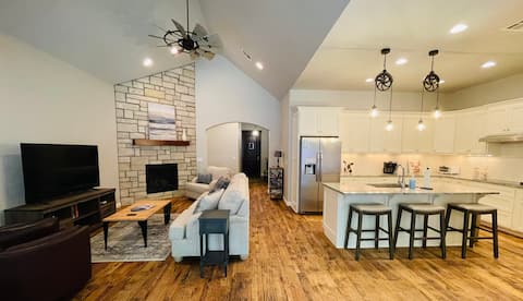 Primp & Pregame @ 3 Sisters Modern 4bd/3 bath